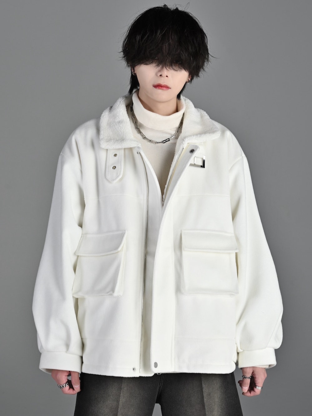 ブラック系のその他パンツ、ブラック系のブーツ、ホワイト系のブルゾンを着用したメンズの冬コーディネートの4枚目の写真