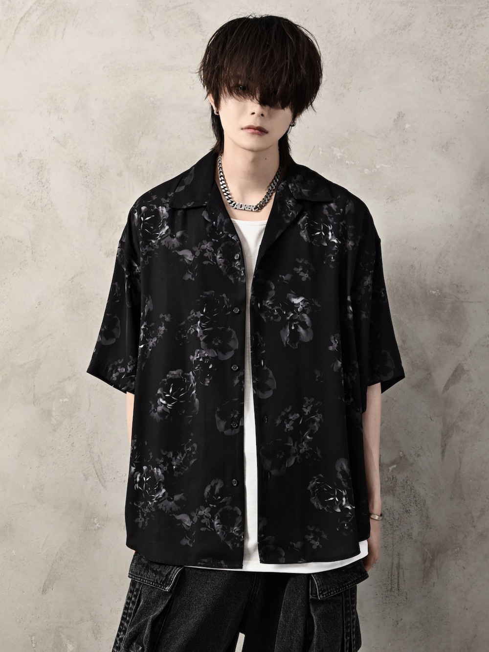 ホワイト系のタンクトップ、ブラック系のカーゴパンツ、ブラック系のショルダーバッグを着用したメンズの夏コーディネートの2枚目の写真