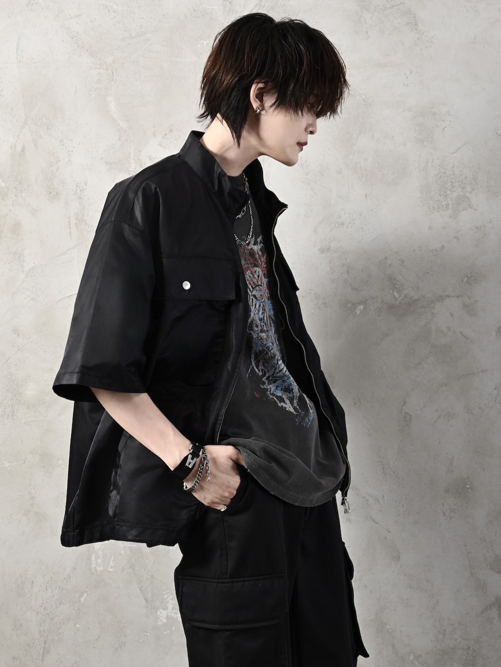 ブラック系のTシャツ/カットソー、ブラック系のシャツ/ブラウス、ブラック系のサンダルを着用したメンズの夏コーディネートの4枚目の写真