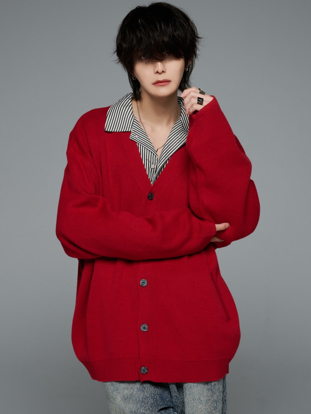 ホワイト系のTシャツ/カットソー、ブラック系のデニムパンツ、ホワイト系のスニーカーを着用したメンズの秋コーディネートの5枚目の写真