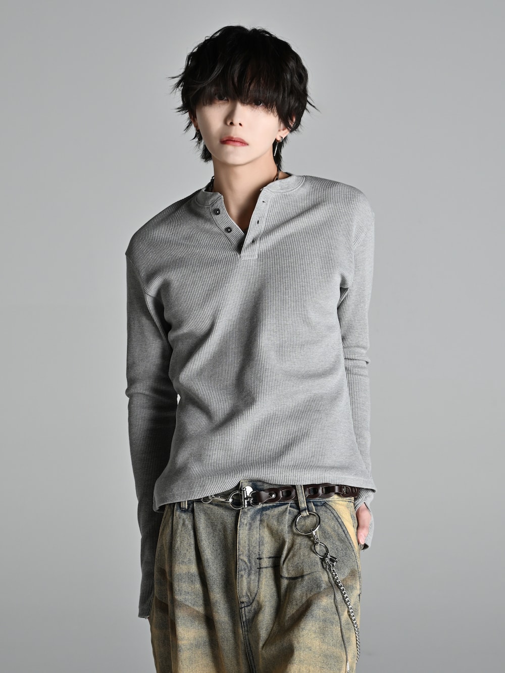 ベージュ系のブーツ、ブラック系のショルダーバッグ、グレー系のTシャツ/カットソーを着用したメンズの冬コーディネートの4枚目の写真