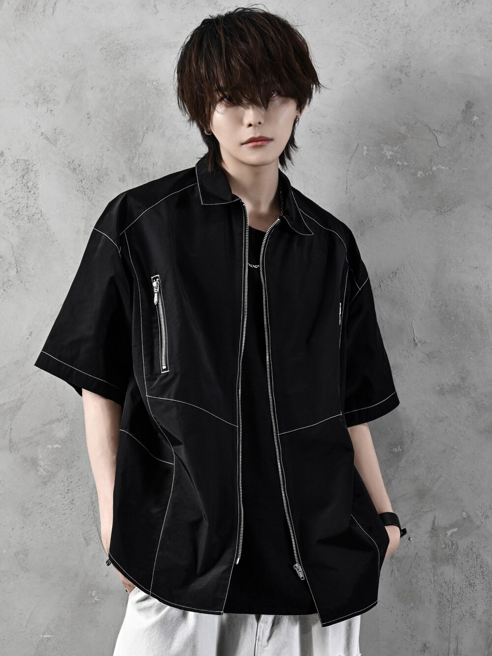 ブラック系のタンクトップ、ホワイト系のデニムパンツ、ブラック系のショルダーバッグを着用したメンズの春コーディネートの2枚目の写真