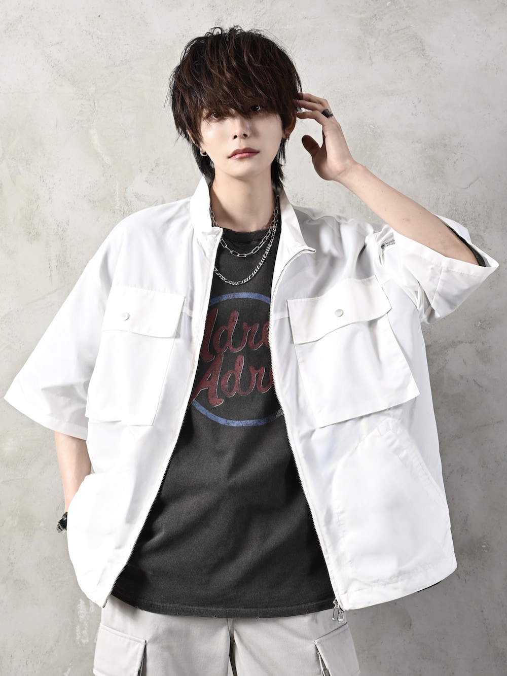 ブラック系のTシャツ/カットソー、ホワイト系のシャツ/ブラウス、ブラック系のサンダルを着用したメンズの夏コーディネートの2枚目の写真