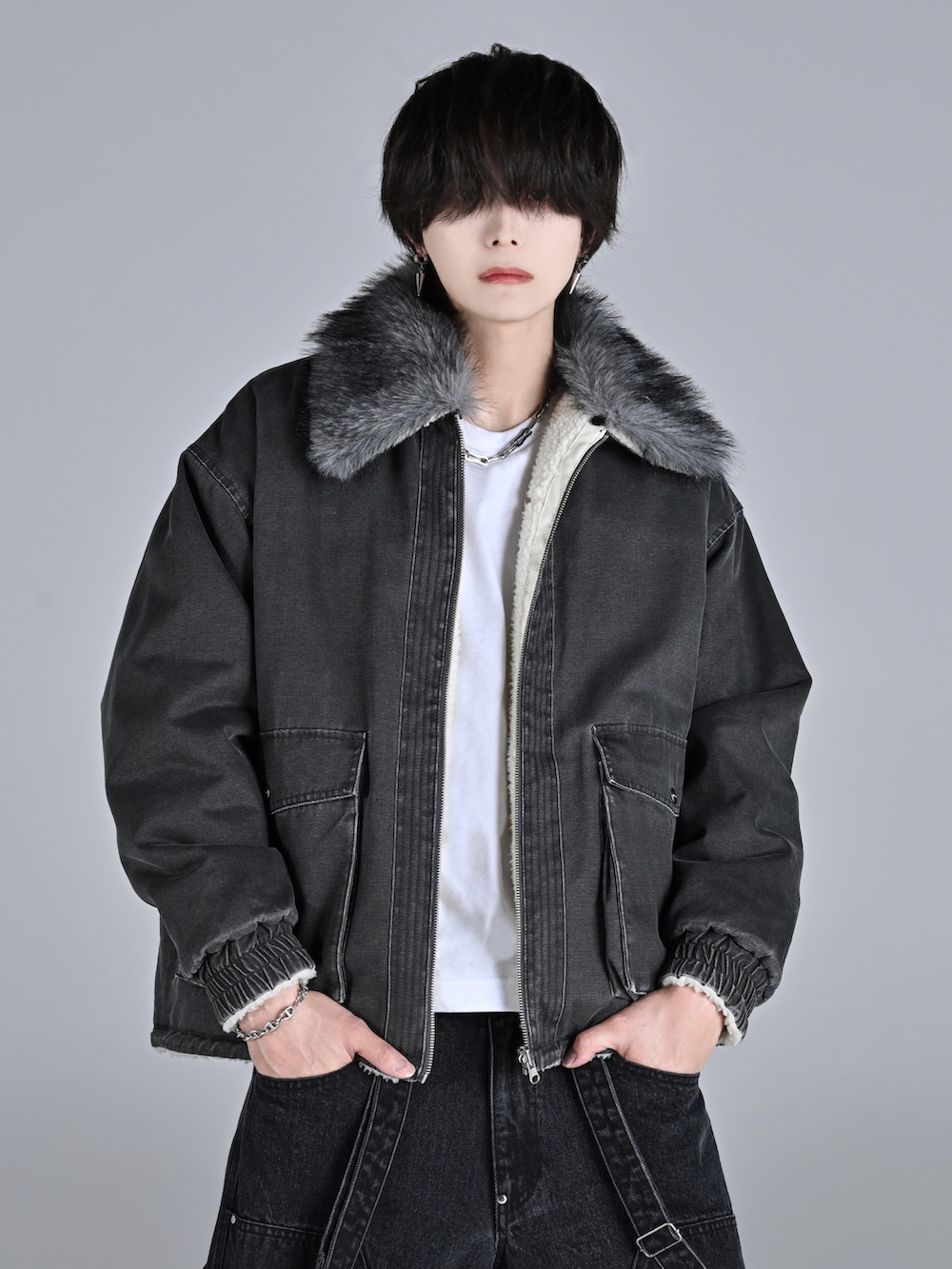 ホワイト系のTシャツ/カットソー、ブラック系のブルゾン、ブラック系のカーゴパンツを着用したメンズの秋コーディネートの3枚目の写真