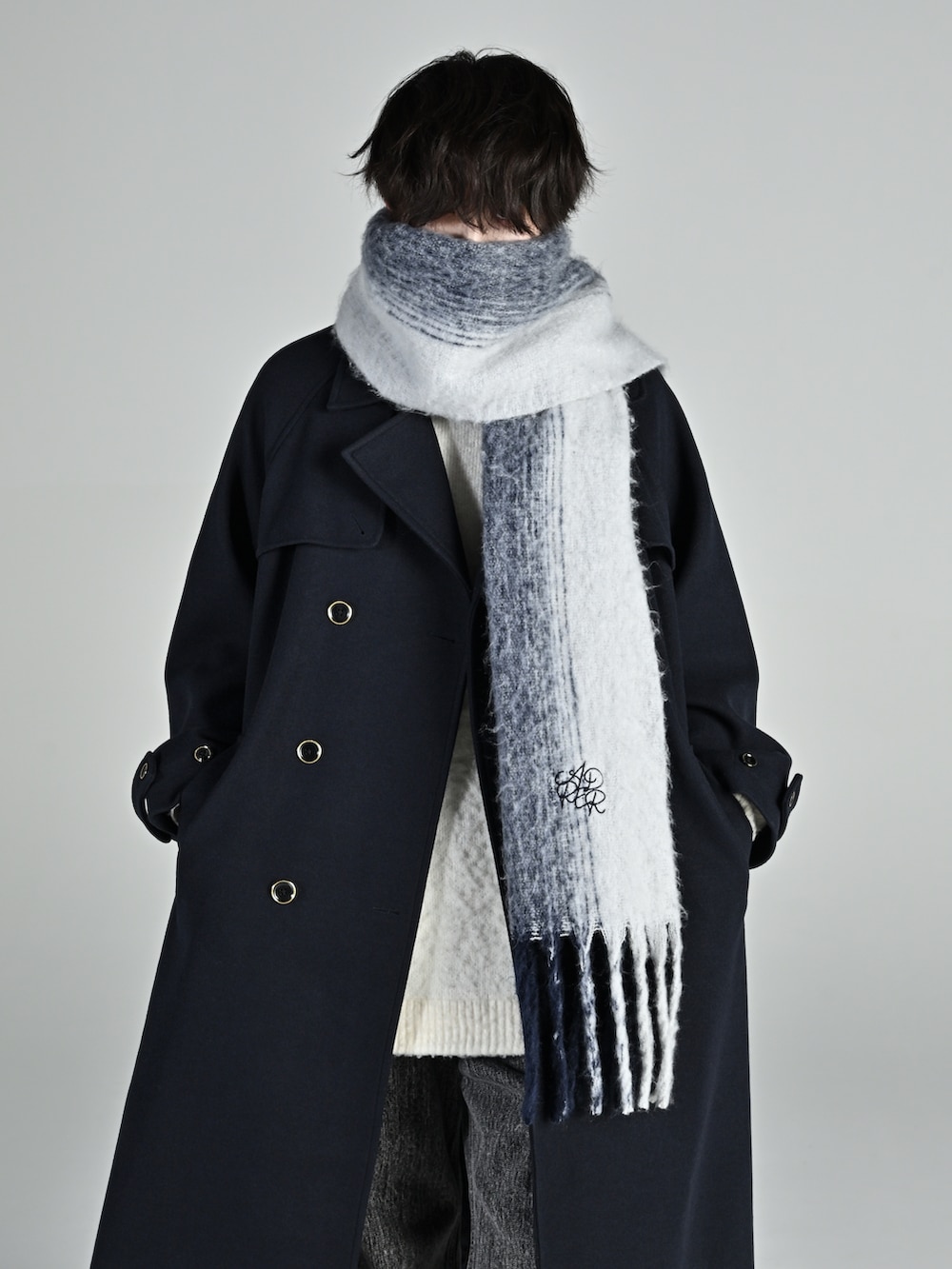 ブラック系のその他アウター、ブラック系のニット/セーター、その他のおもちゃを着用したメンズの秋コーディネートの5枚目の写真