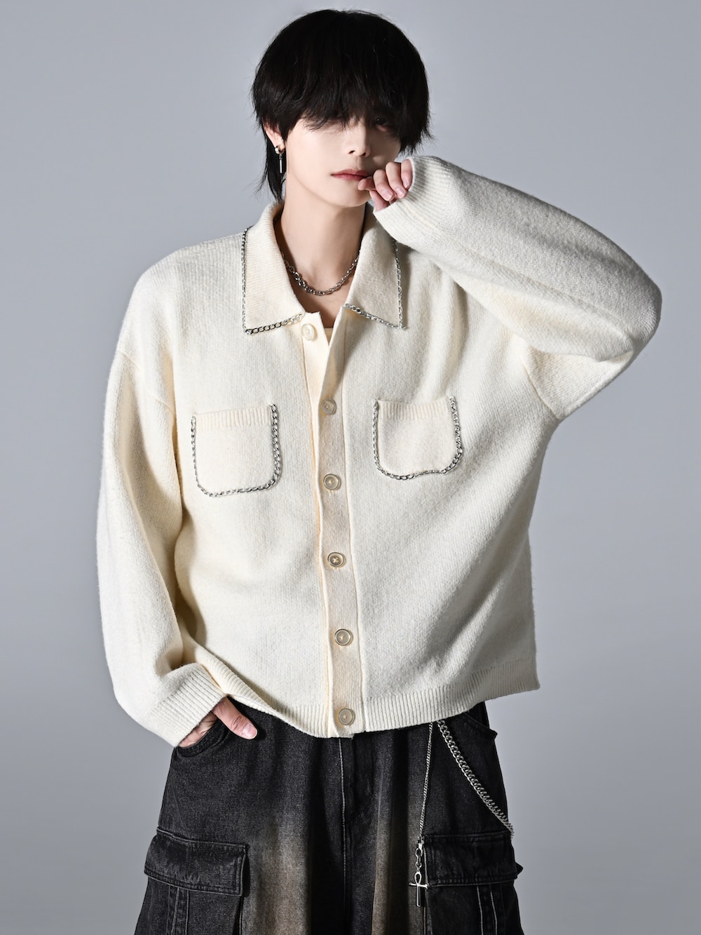 ホワイト系のカーディガン/ボレロ、ブラック系のカーゴパンツ、ブラック系のローファーを着用したメンズの秋コーディネートの4枚目の写真