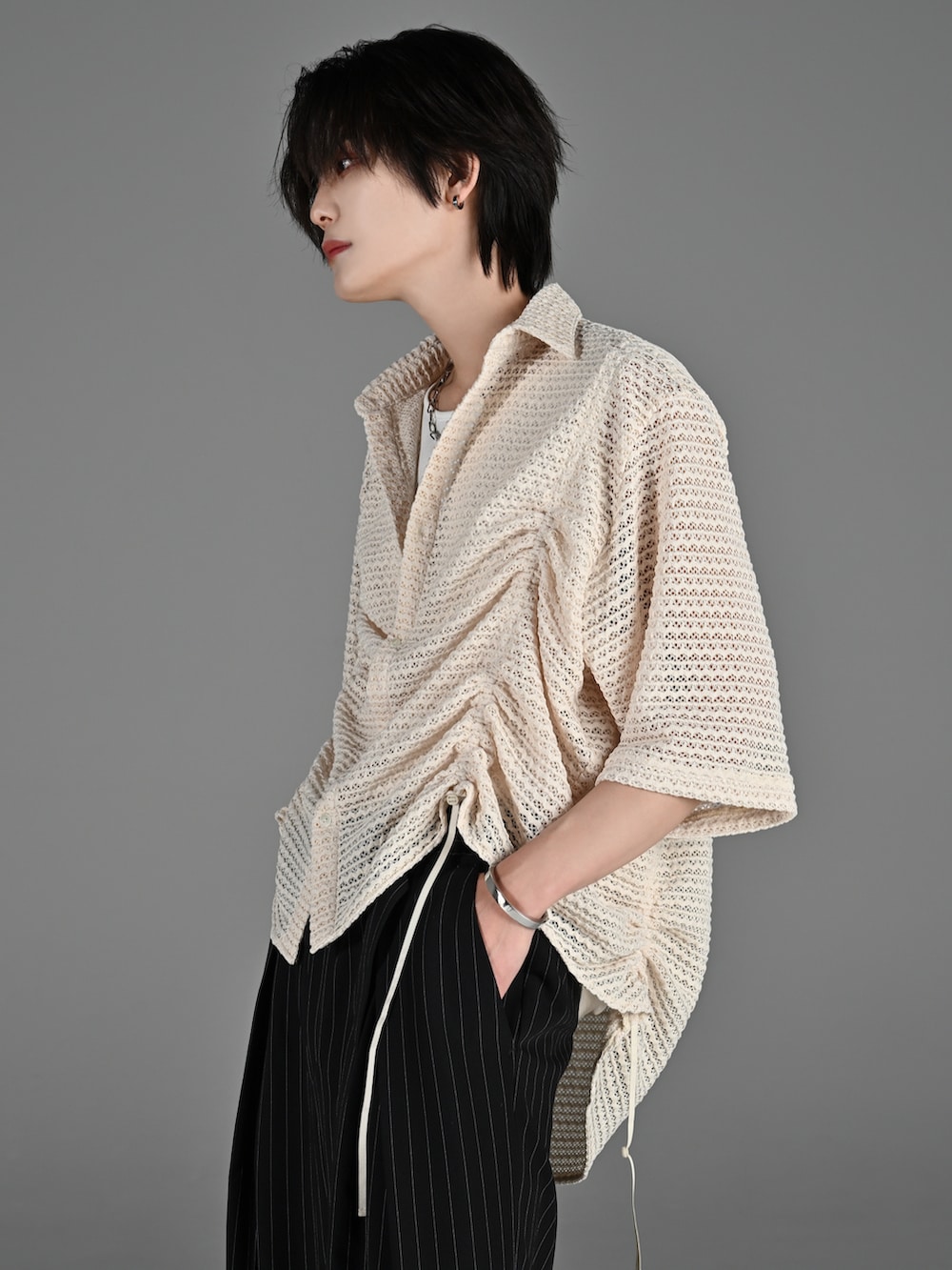 ブラック系のスニーカー、グレー系のタンクトップ、ホワイト系のシャツ/ブラウスを着用したメンズの春コーディネートの3枚目の写真