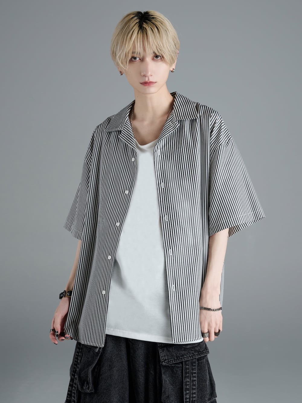 ブルー系のデニムパンツ、ホワイト系のシャツ/ブラウス、ブラック系のサンダルを着用したメンズの夏コーディネートの4枚目の写真