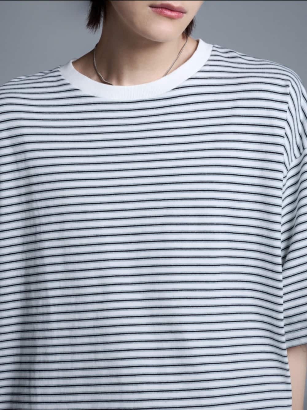 ブラック系のデニムパンツ、ブラック系のブーツ、ブラック系のボディバッグ/ウエストポーチを着用したメンズの春コーディネートの4枚目の写真