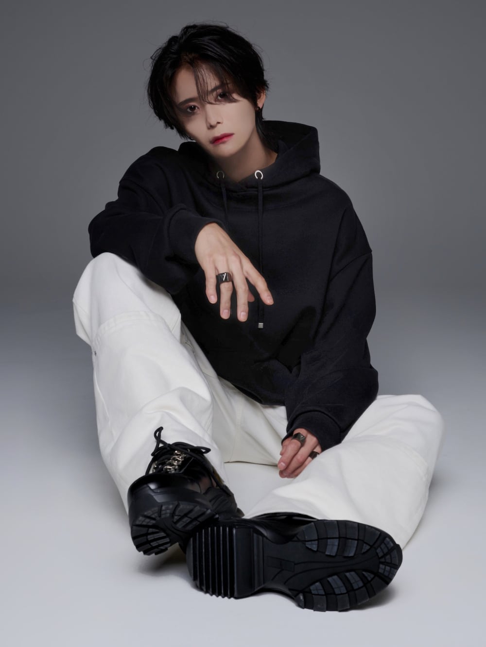 ブラック系のスニーカー、ブラック系のパーカー、ホワイト系のデニムパンツを着用したメンズの夏コーディネートの5枚目の写真