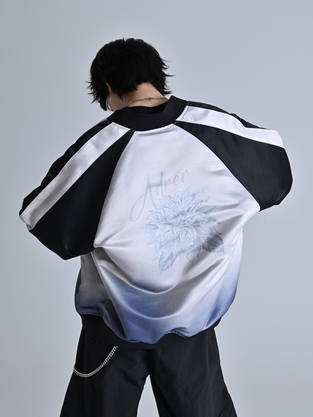 ブラック系のブーツ、ブラック系のスカジャン、ブラック系のカーゴパンツを着用したメンズの冬コーディネートの5枚目の写真