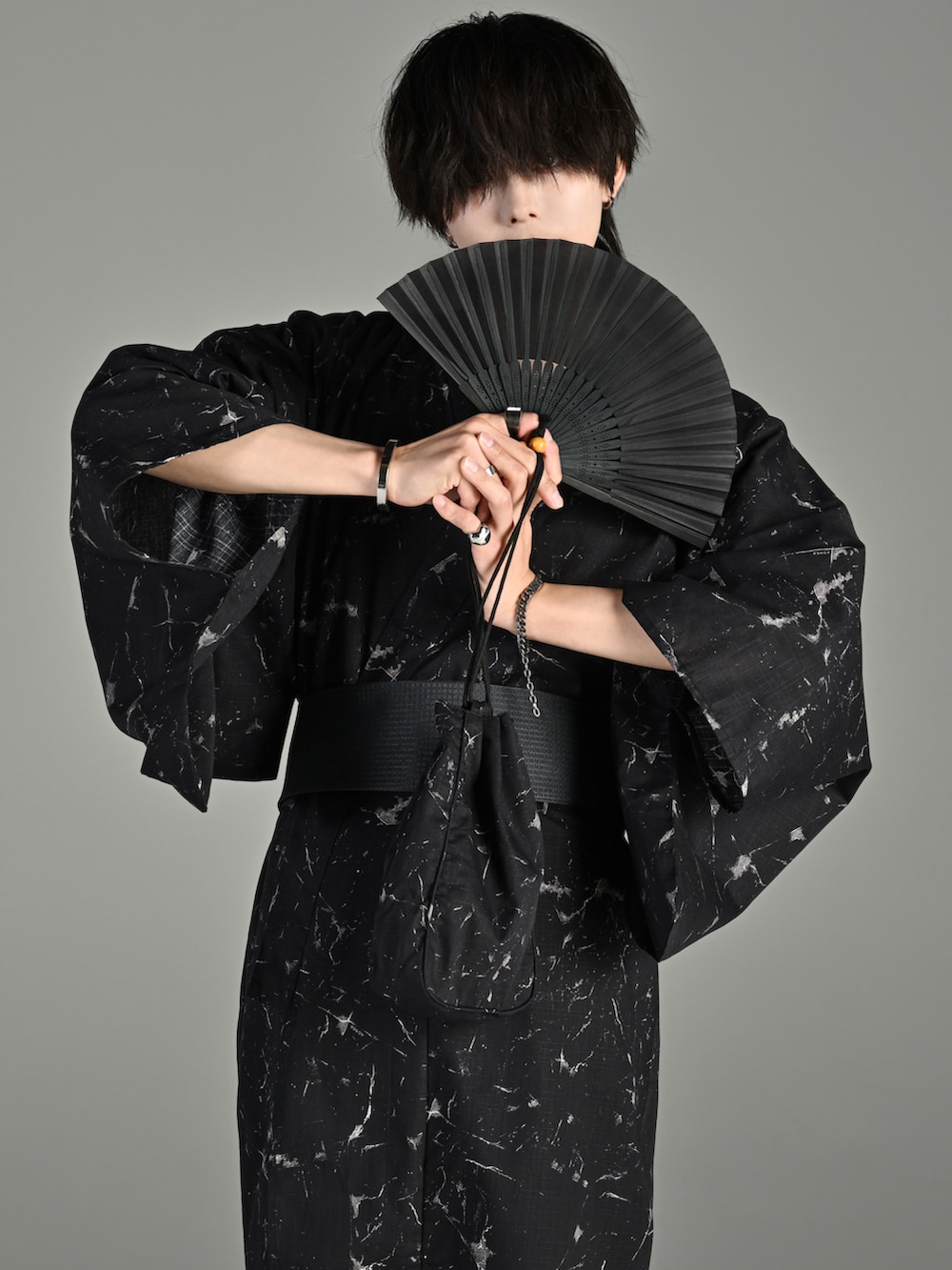 シルバー系のピアス（両耳用）、シルバー系のリング、シルバー系のバングル/リストバンドを着用したメンズの春コーディネートの3枚目の写真