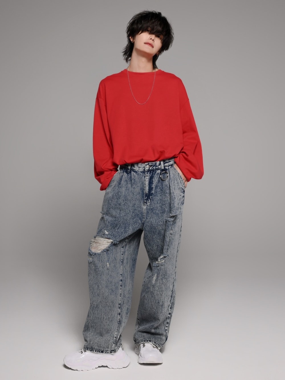 ブルー系のデニムパンツ、ホワイト系のスニーカー、ブラウン系のTシャツ/カットソーを着用したメンズの夏コーディネートの2枚目の写真