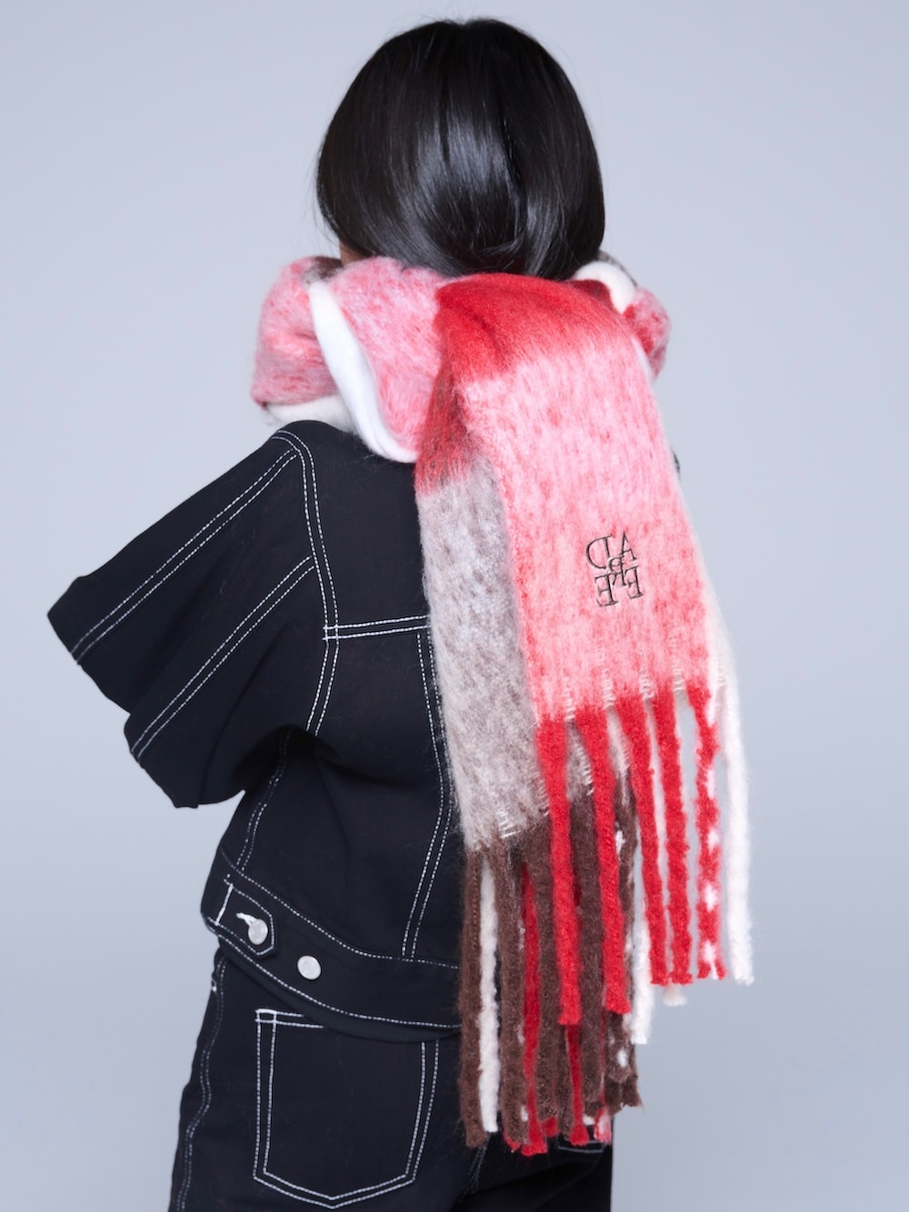 ブラック系のニット/セーター、ブラック系のリング、シルバー系のピアス（両耳用）を着用したメンズの冬コーディネートの5枚目の写真