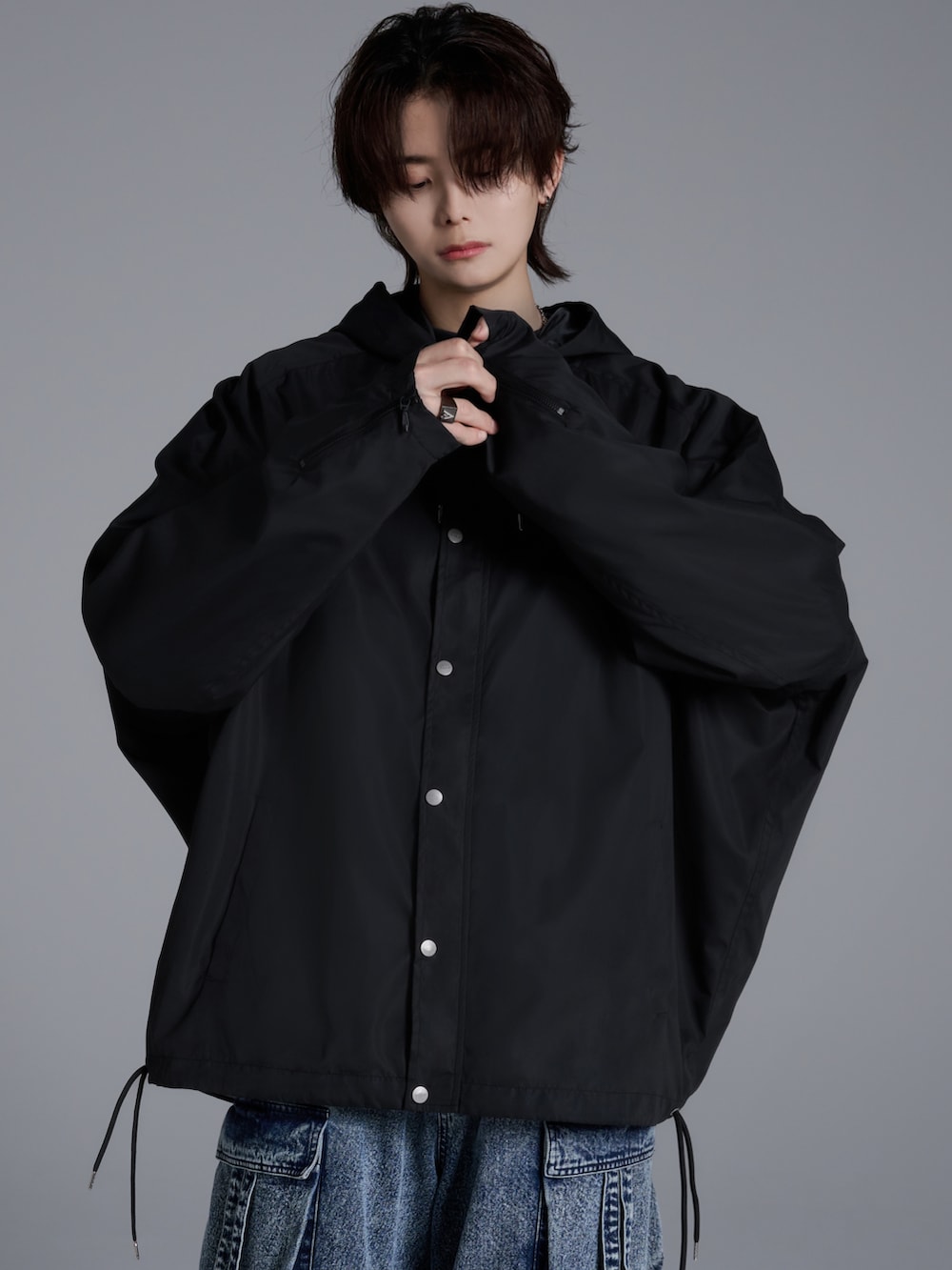 ブラック系のデニムパンツ、ブラウン系のポロシャツ、ブラック系のブーツを着用したメンズの冬コーディネートの2枚目の写真