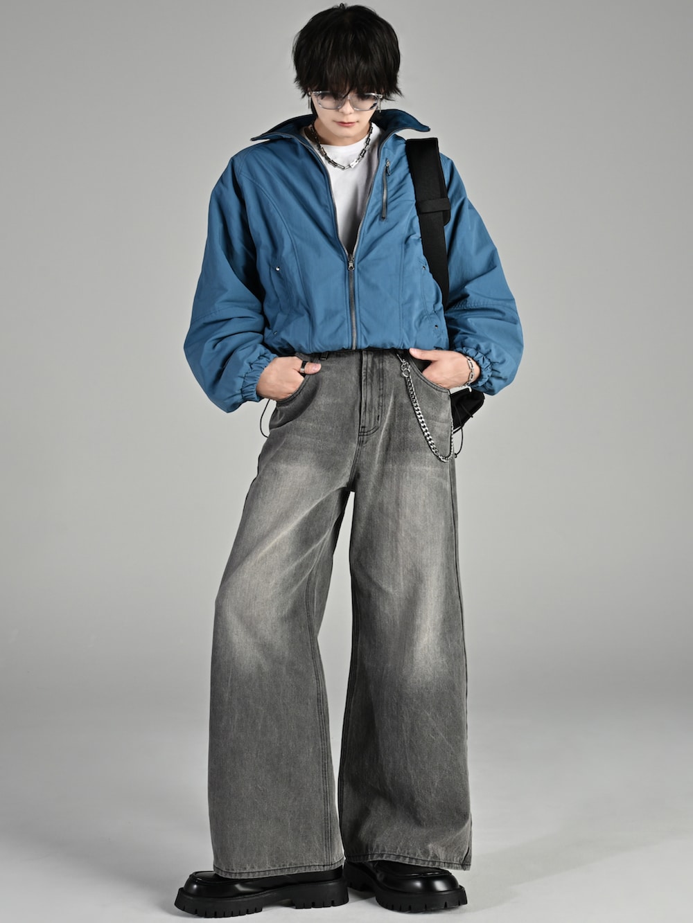 ブルー系のその他パンツ、ホワイト系のスニーカー、ブルー系のブルゾンを着用したメンズの秋コーディネートの4枚目の写真