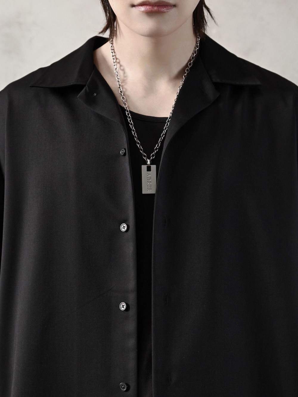 ブルー系のカーゴパンツ、ブラック系のショルダーバッグ、ブラック系のシャツ/ブラウスを着用したメンズの春コーディネートの4枚目の写真