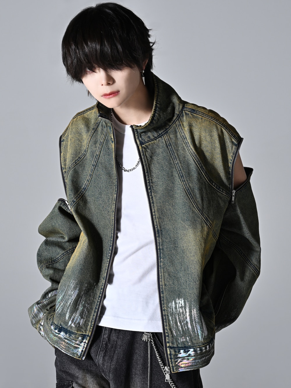 ブルー系のデニムジャケット、ブラック系のカーゴパンツ、ブラック系のスニーカーを着用したメンズの秋コーディネートの4枚目の写真