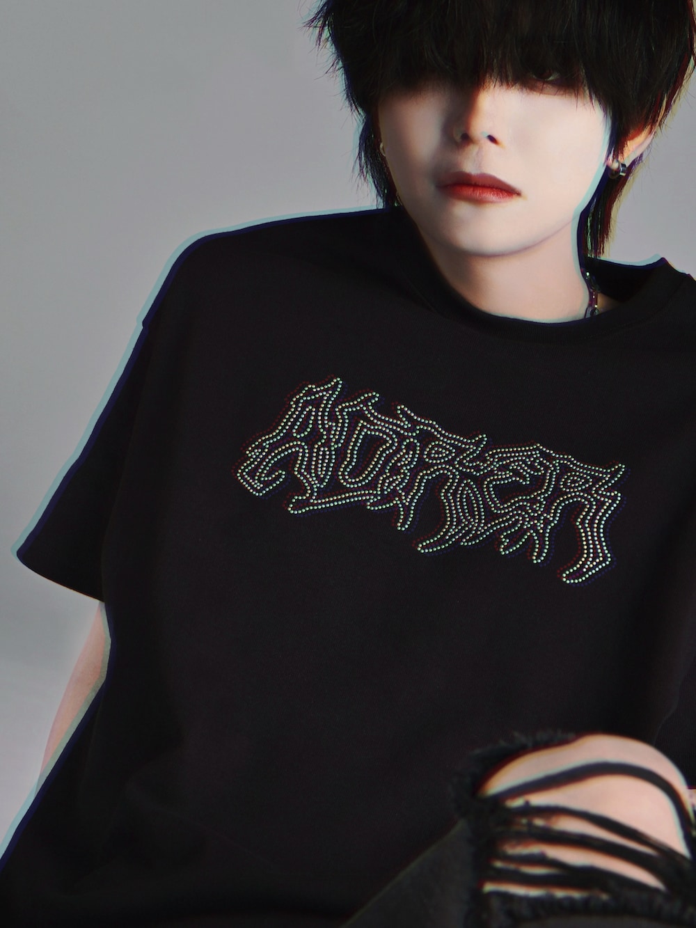 ブラック系のブーツ、ブラック系のTシャツ/カットソー、ブルー系のデニムパンツを着用したメンズの春コーディネートの2枚目の写真