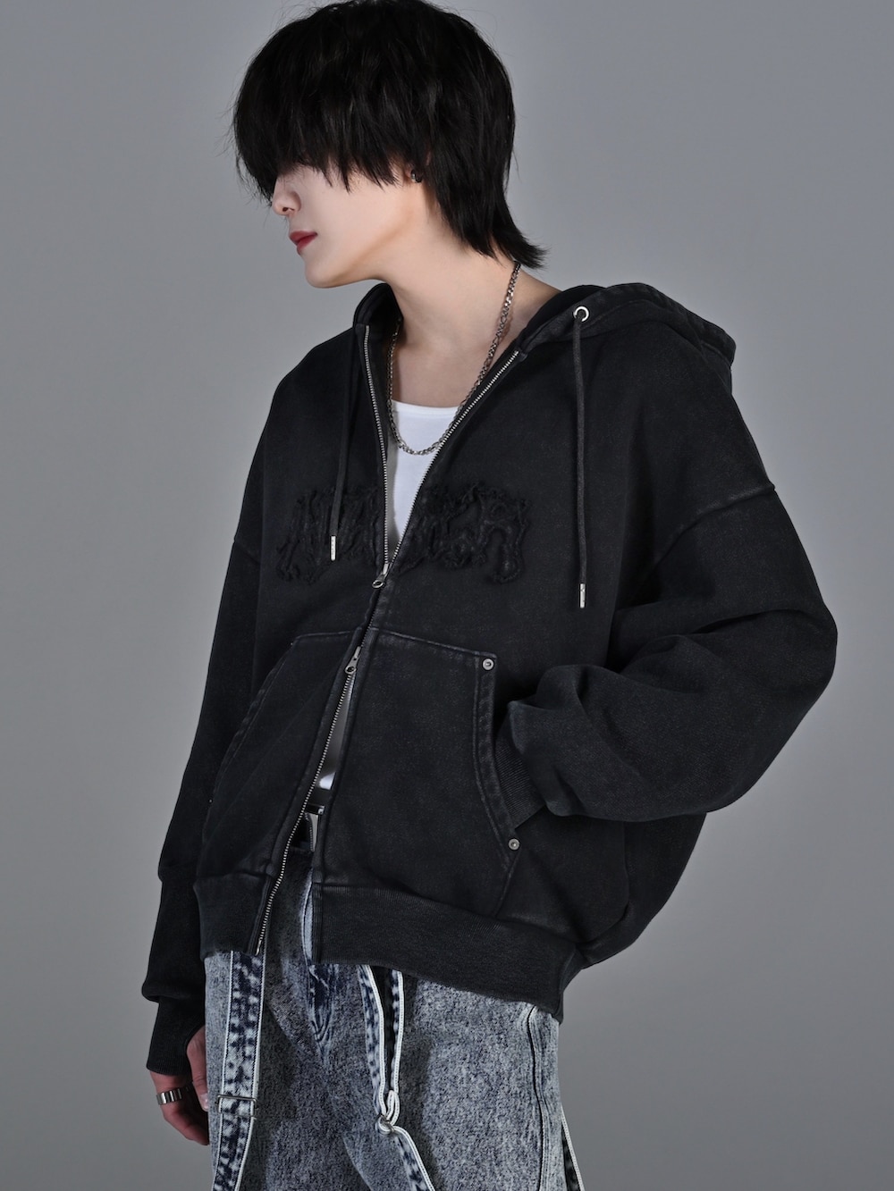 ブラック系のスニーカー、ブラック系のショルダーバッグ、ブラック系のパーカーを着用したメンズの冬コーディネートの2枚目の写真