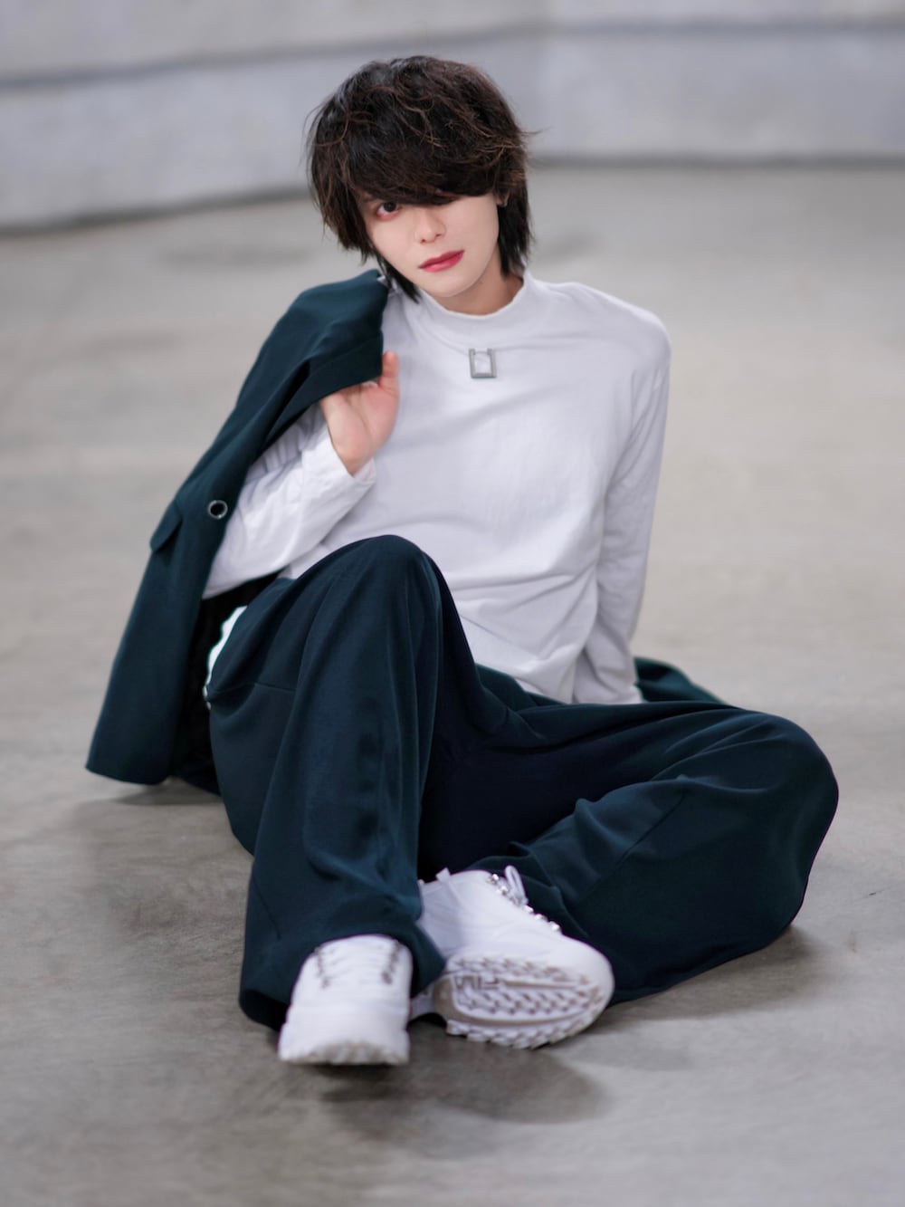 ホワイト系のTシャツ/カットソー、ホワイト系のスニーカー、ブラック系のショルダーバッグを着用したメンズの冬コーディネートの5枚目の写真