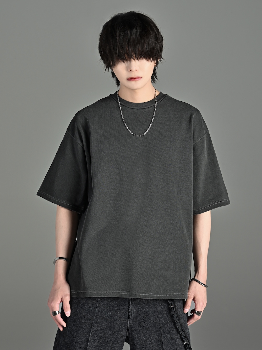 ブラック系のTシャツ/カットソー、ブルー系のタンクトップ、ブラック系のその他パンツを着用したメンズの夏コーディネートの2枚目の写真