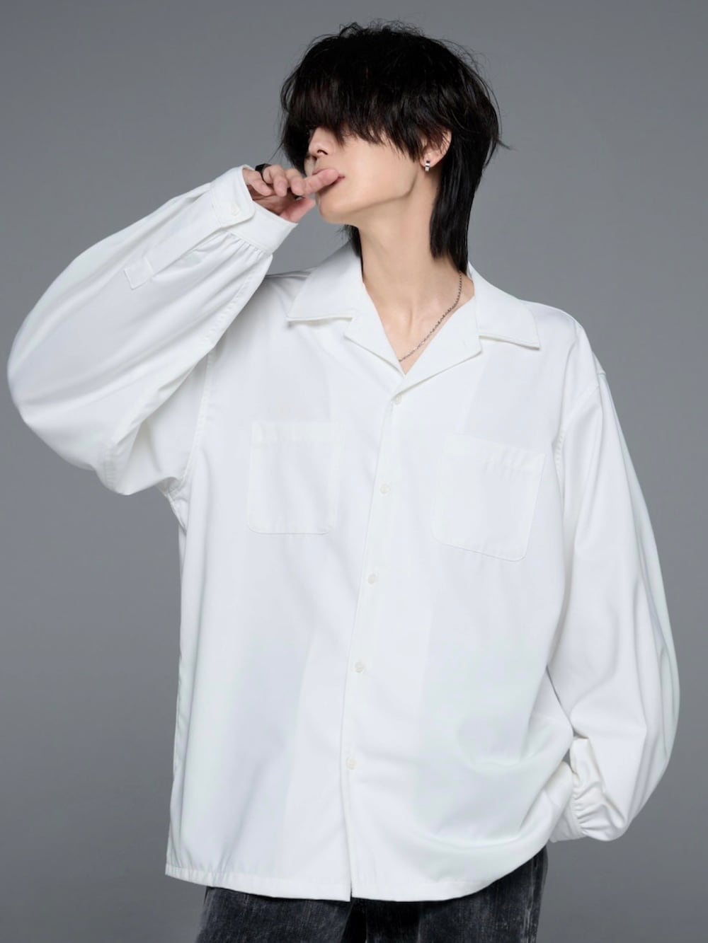 ホワイト系のシャツ/ブラウス、ブルー系のデニムパンツ、ブラック系のスニーカーを着用したメンズの秋コーディネートの5枚目の写真