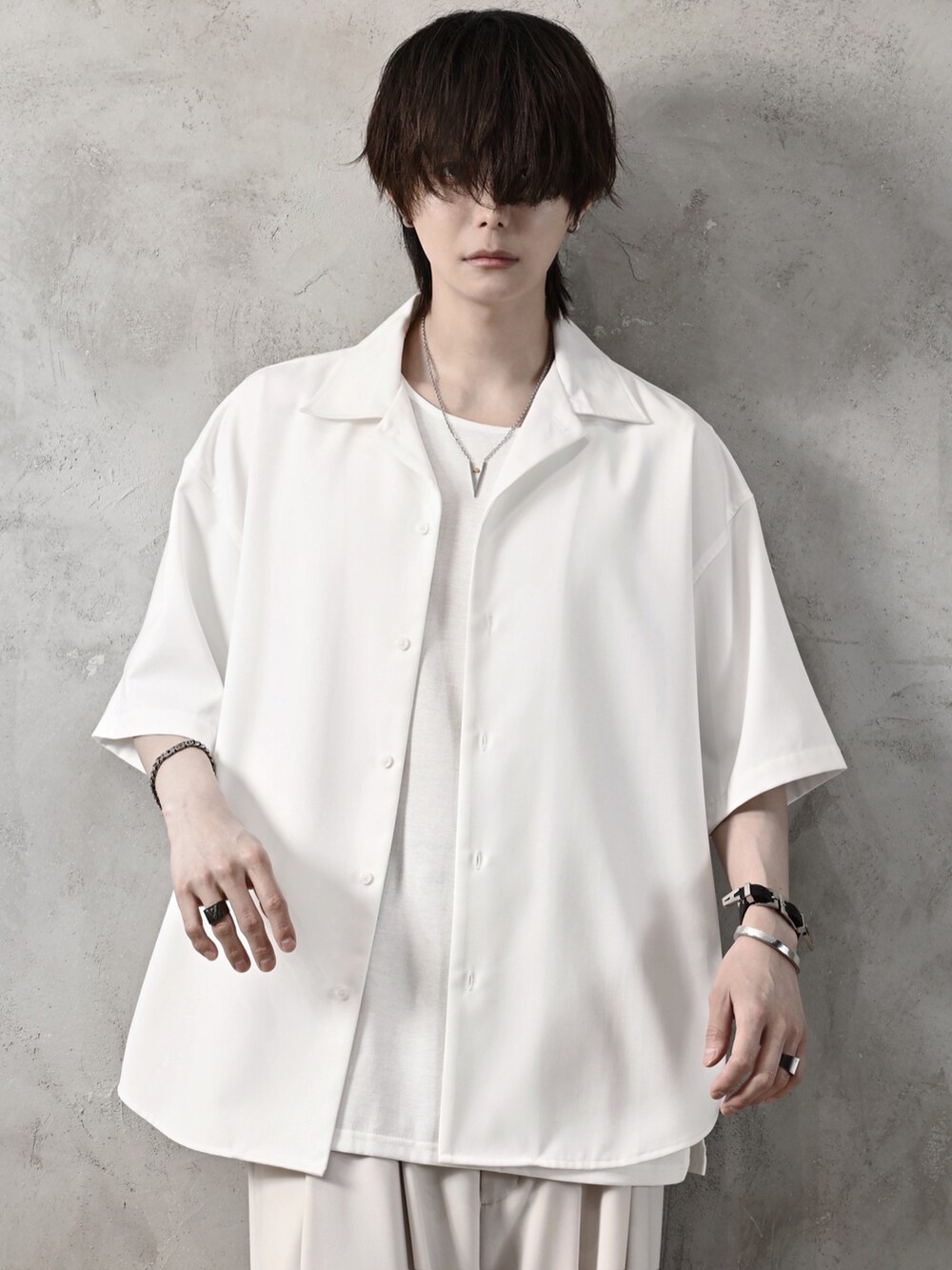 ホワイト系のタンクトップ、ホワイト系のスラックス、ブラック系のショルダーバッグを着用したメンズの春コーディネートの2枚目の写真