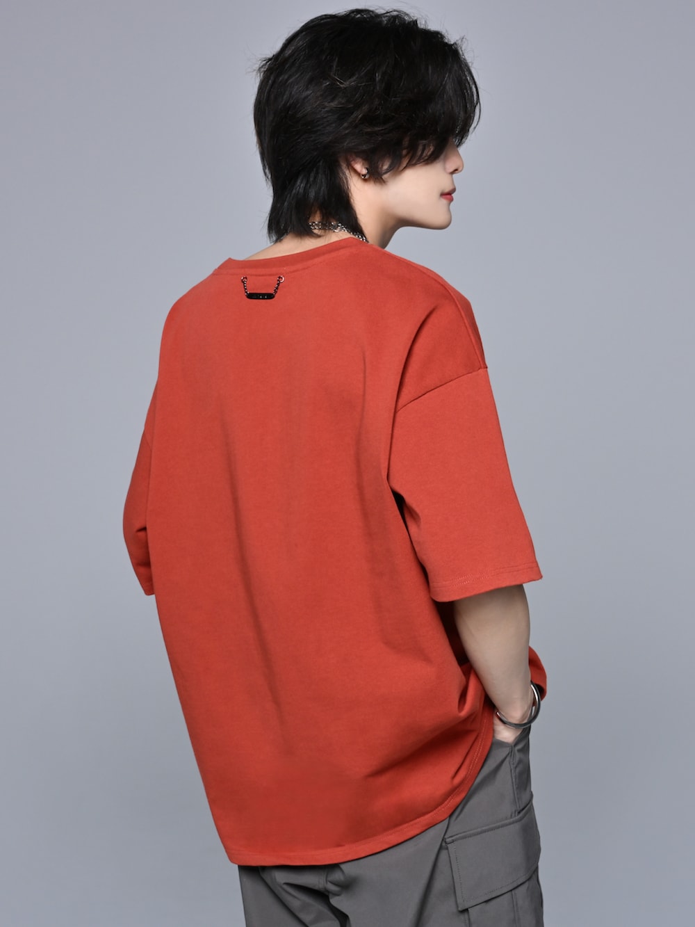 グレー系のカーゴパンツ、グレー系のスニーカー、ブラウン系のTシャツ/カットソーを着用したメンズの春コーディネートの5枚目の写真