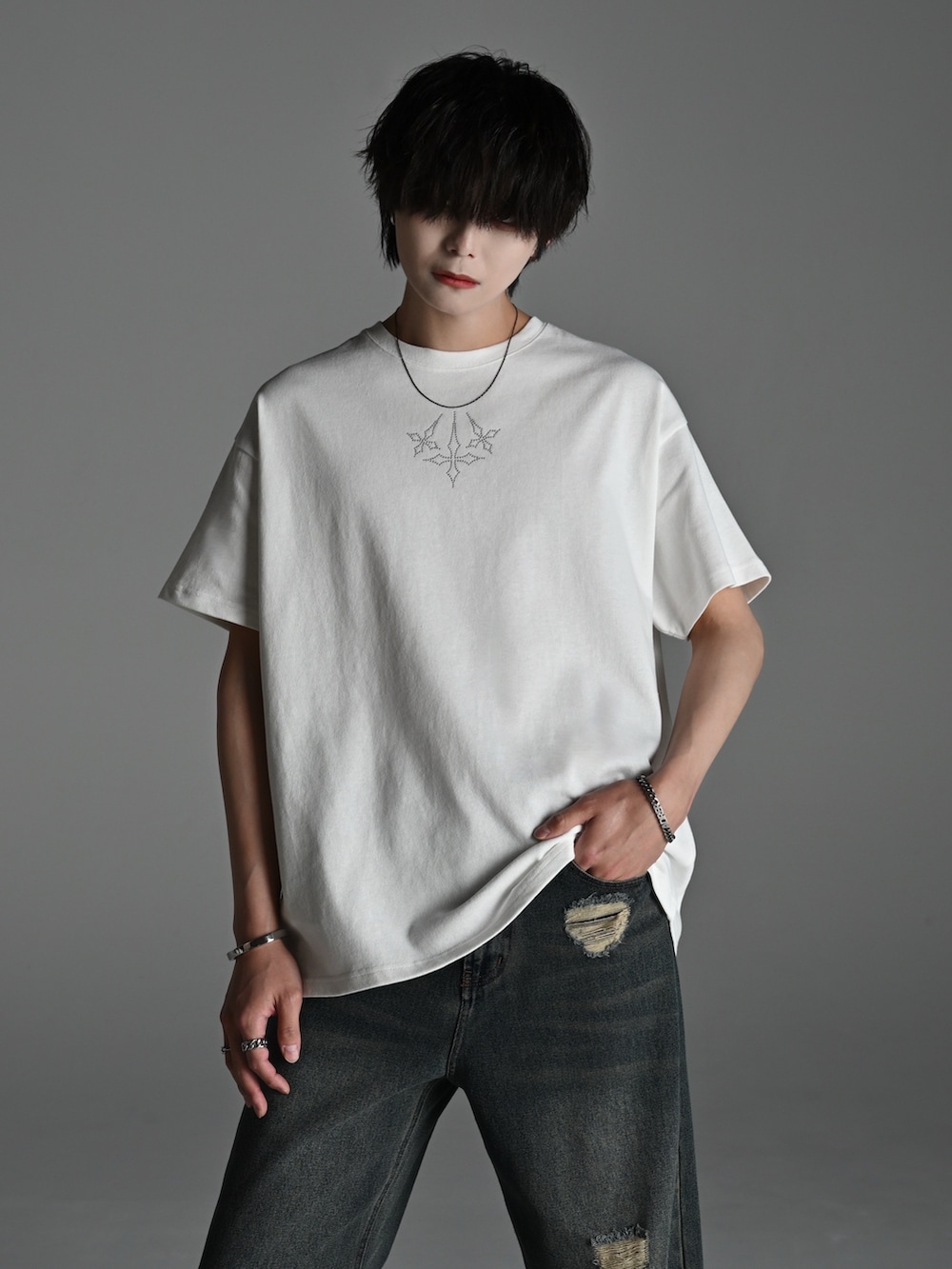 ブラック系のブーツ、ブラック系のショルダーバッグ、ホワイト系のTシャツ/カットソーを着用したメンズの春コーディネートの2枚目の写真