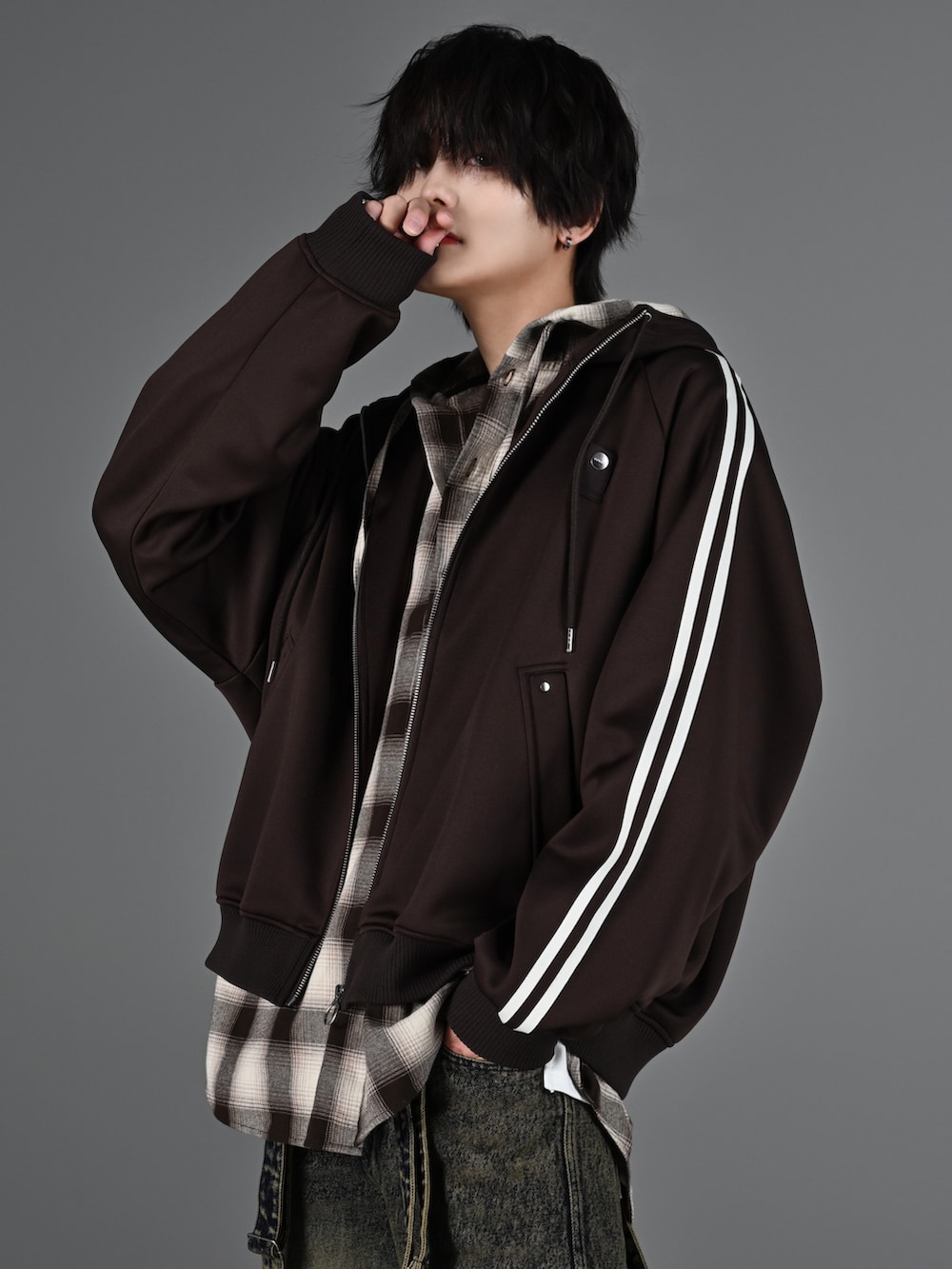 ホワイト系のスニーカー、グレー系のタンクトップ、ブラウン系のブルゾンを着用したメンズの冬コーディネートの2枚目の写真