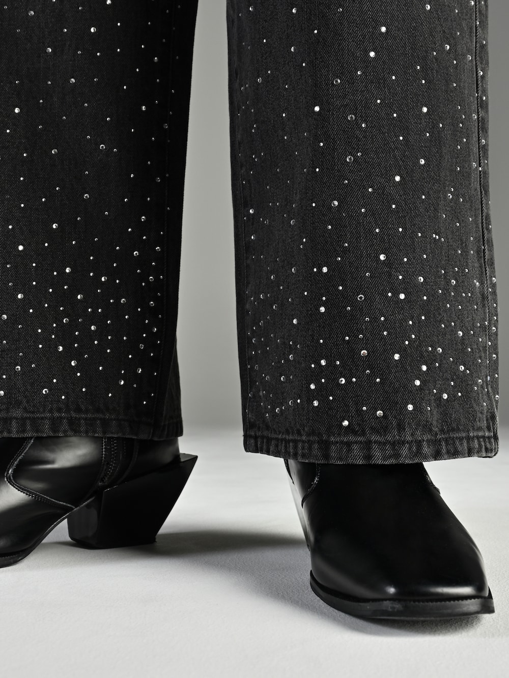 ホワイト系のTシャツ/カットソー、ブラック系のブーツ、ブラック系のショルダーバッグを着用したメンズの春コーディネートの3枚目の写真