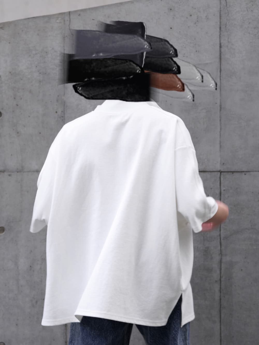 ブラック系のショルダーバッグ、ブルー系のデニムパンツ、ブラック系のブーツを着用したメンズの春コーディネートの4枚目の写真