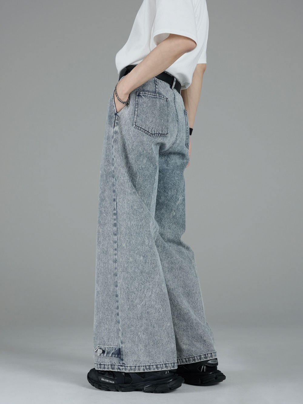 ホワイト系のTシャツ/カットソー、ブラック系のスニーカー、ブルー系のその他パンツを着用したメンズの夏コーディネートの3枚目の写真