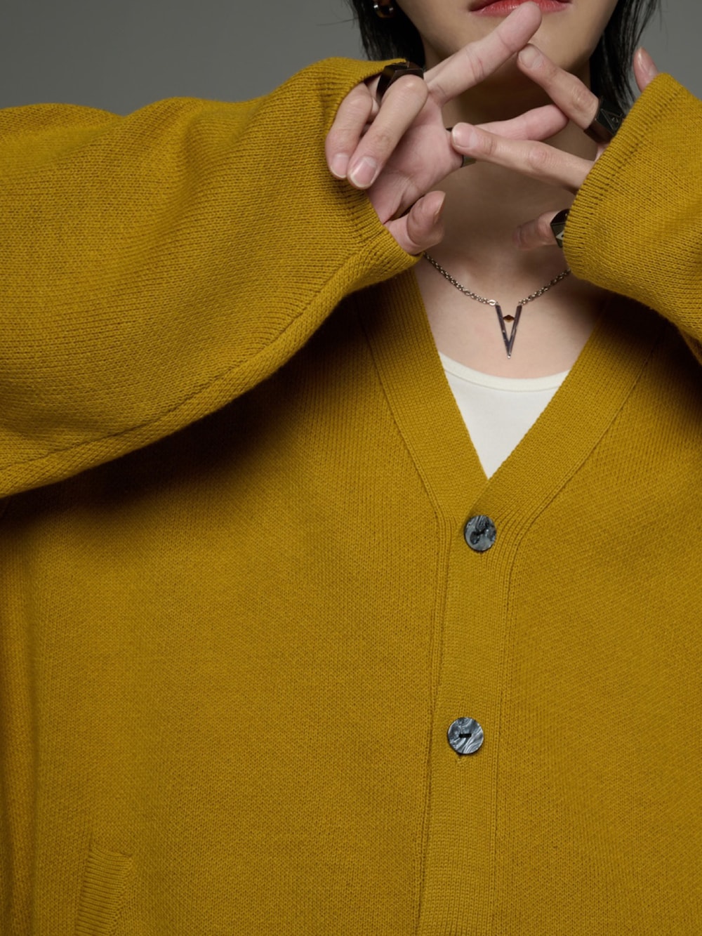 ブルー系のデニムパンツ、ブルー系のシャツ/ブラウス、イエロー系のカーディガン/ボレロを着用したメンズの秋コーディネートの2枚目の写真