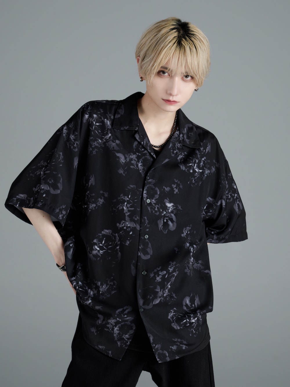 ホワイト系のタンクトップ、ブラック系のカーゴパンツ、ブラック系のショルダーバッグを着用したメンズの夏コーディネートの4枚目の写真