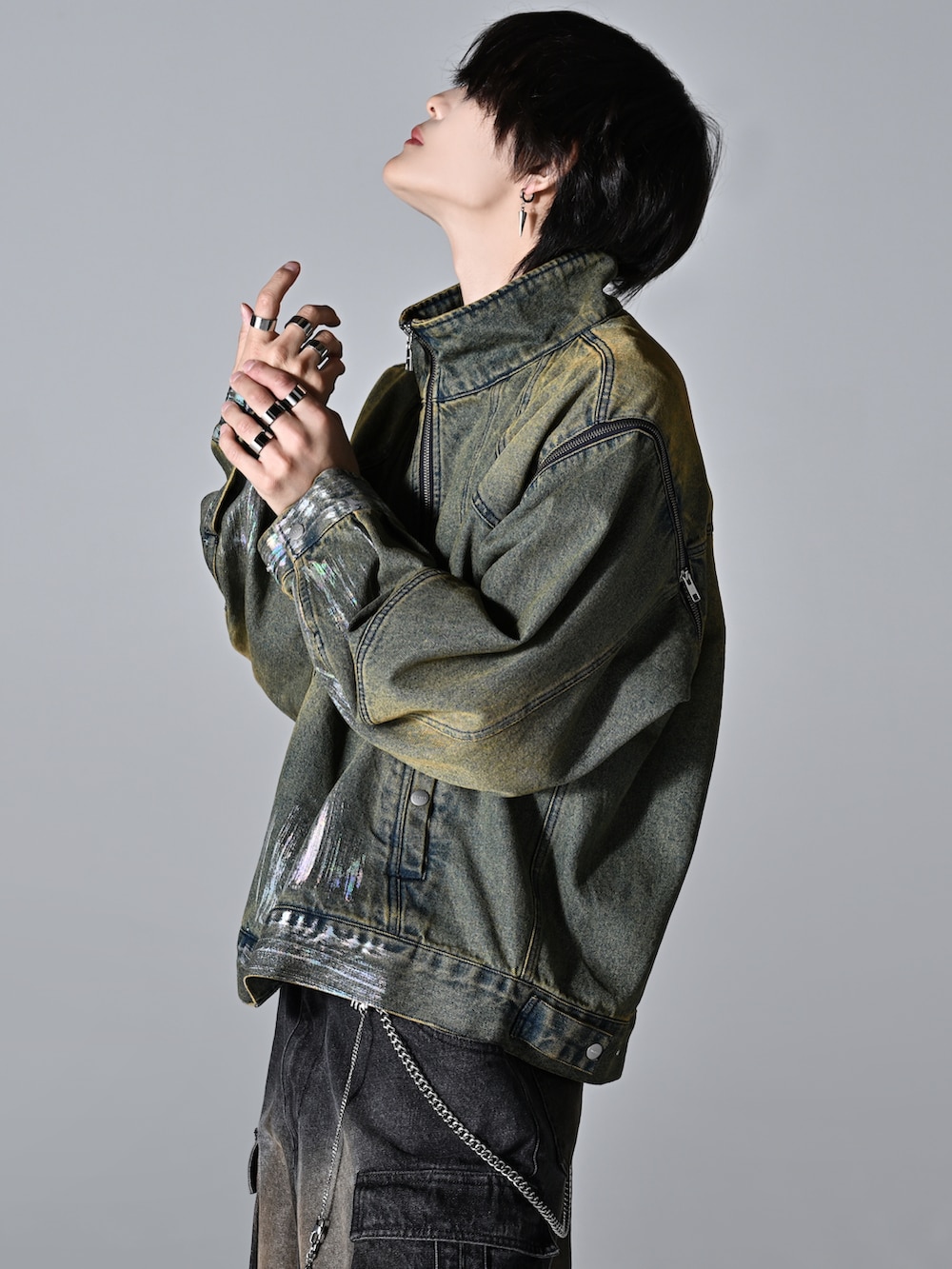 ブルー系のデニムジャケット、ブラック系のカーゴパンツ、ブラック系のスニーカーを着用したメンズの秋コーディネートの3枚目の写真