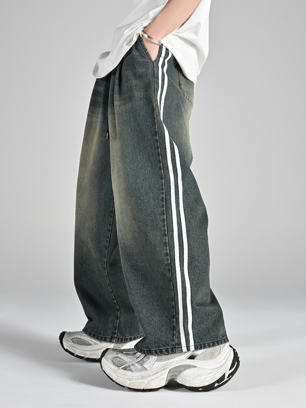 レッド系のタンクトップ、ブラック系のブルゾン、ホワイト系のスニーカーを着用したメンズの夏コーディネートの3枚目の写真