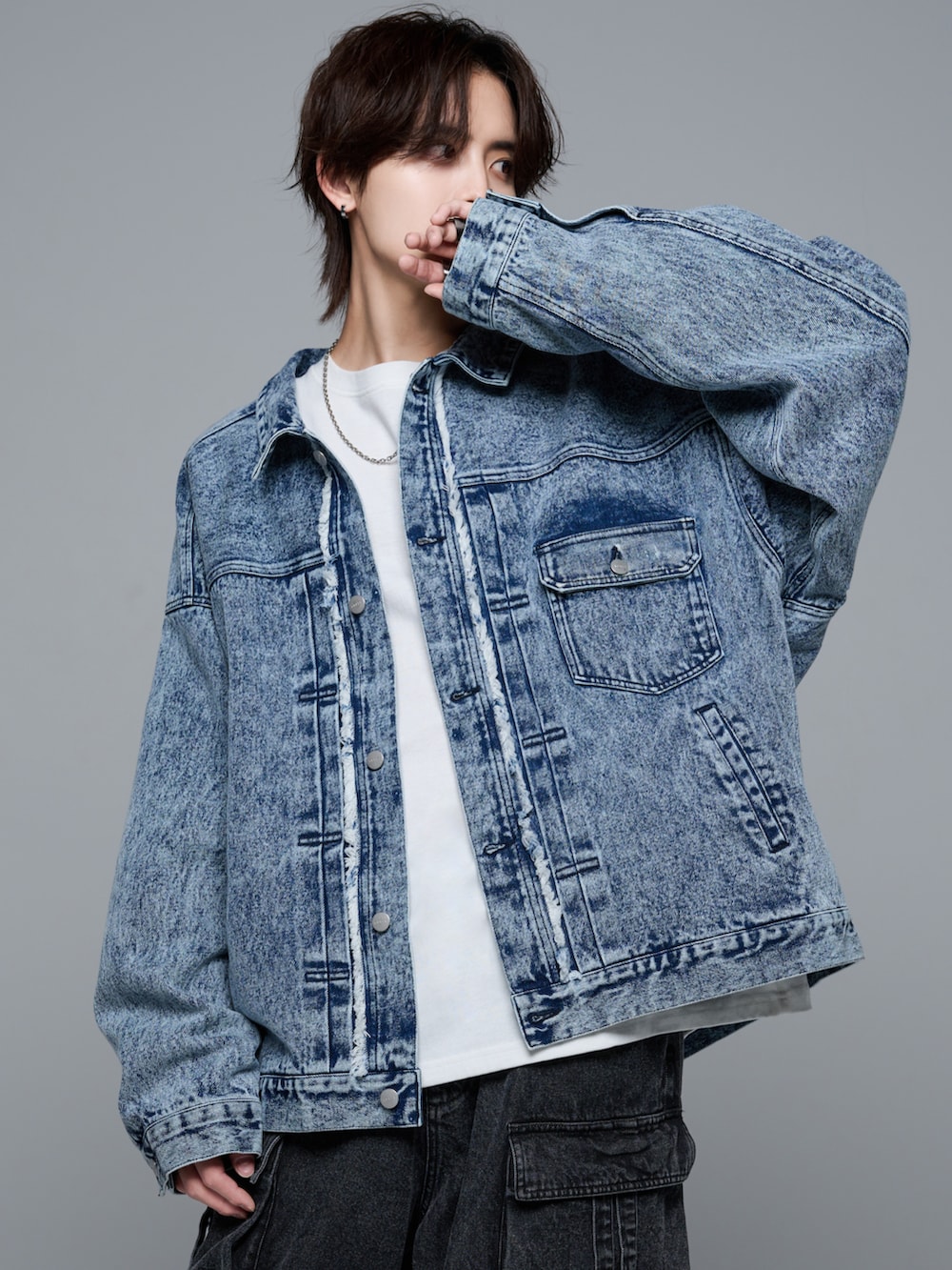 ホワイト系のTシャツ/カットソー、ブルー系のデニムジャケット、ブラック系のブーツを着用したメンズの冬コーディネートの4枚目の写真