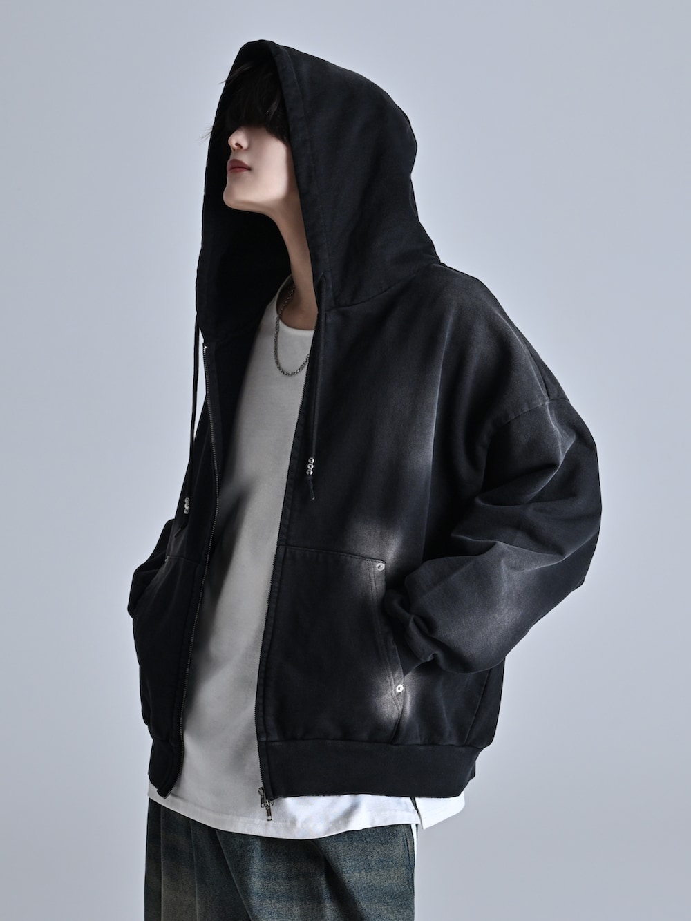 ブラック系のパーカー、ブルー系のその他パンツ、ホワイト系のスニーカーを着用したメンズの冬コーディネートの2枚目の写真