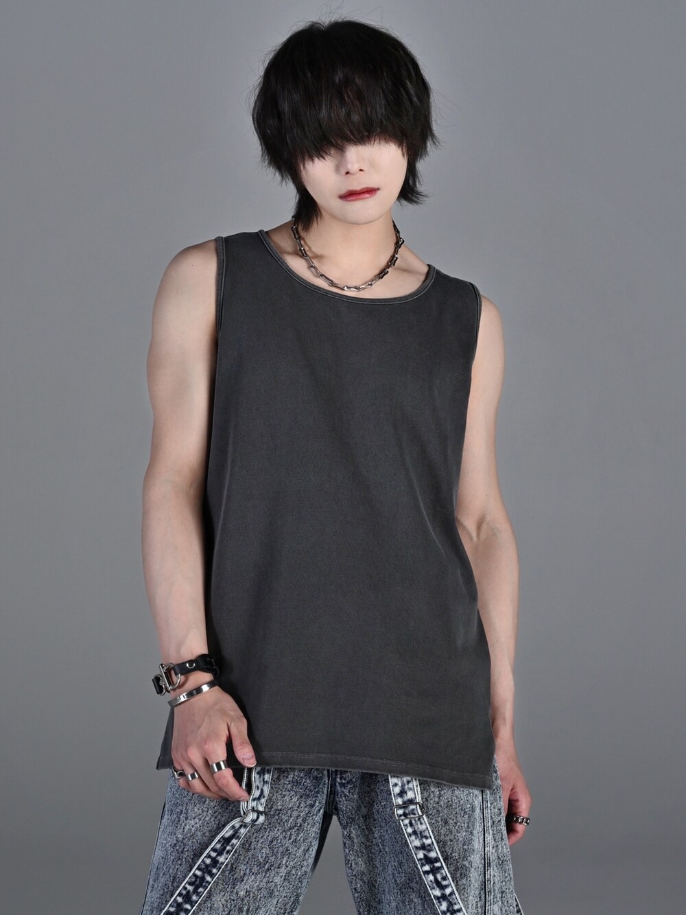 ホワイト系のスニーカー、ブルー系のタンクトップ、ブルー系のデニムパンツを着用したメンズの冬コーディネートの3枚目の写真