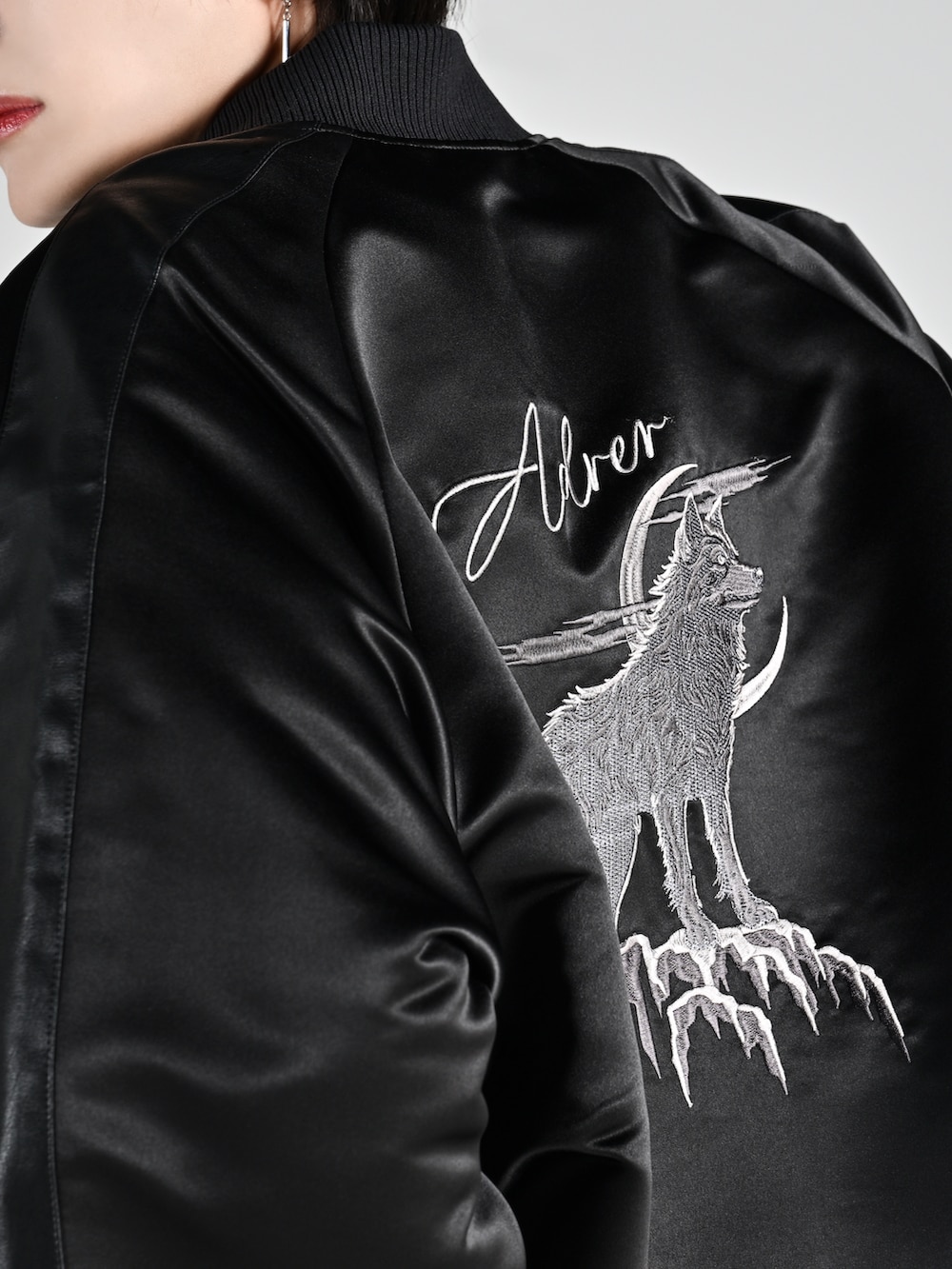 ブラック系のスニーカー、ブラック系のスカジャン、ブラック系のその他パンツを着用したメンズの夏コーディネートの5枚目の写真