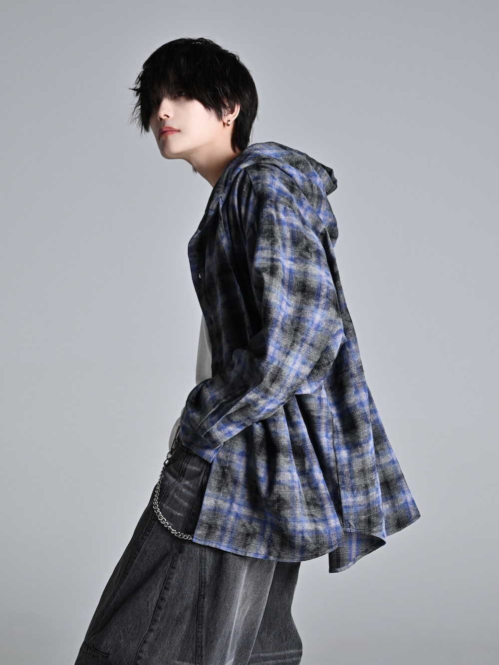 グレー系のタンクトップ、ブルー系のシャツ/ブラウス、ブラック系のカーゴパンツを着用したメンズの春コーディネートの3枚目の写真