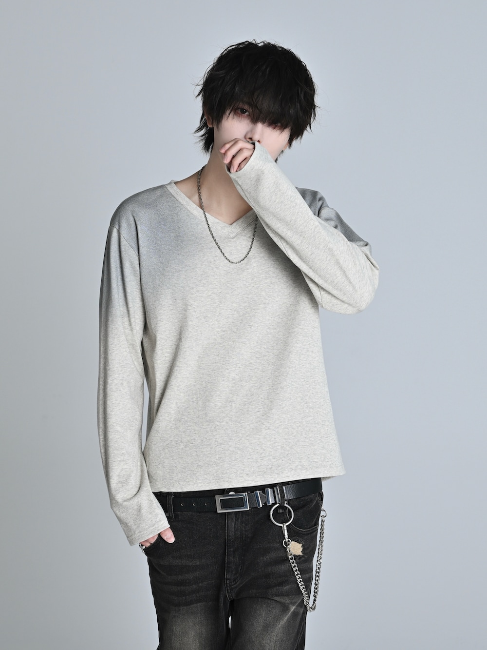 グレー系のTシャツ/カットソー、ブラック系のデニムパンツ、ブラック系のショルダーバッグを着用したメンズの春コーディネートの3枚目の写真