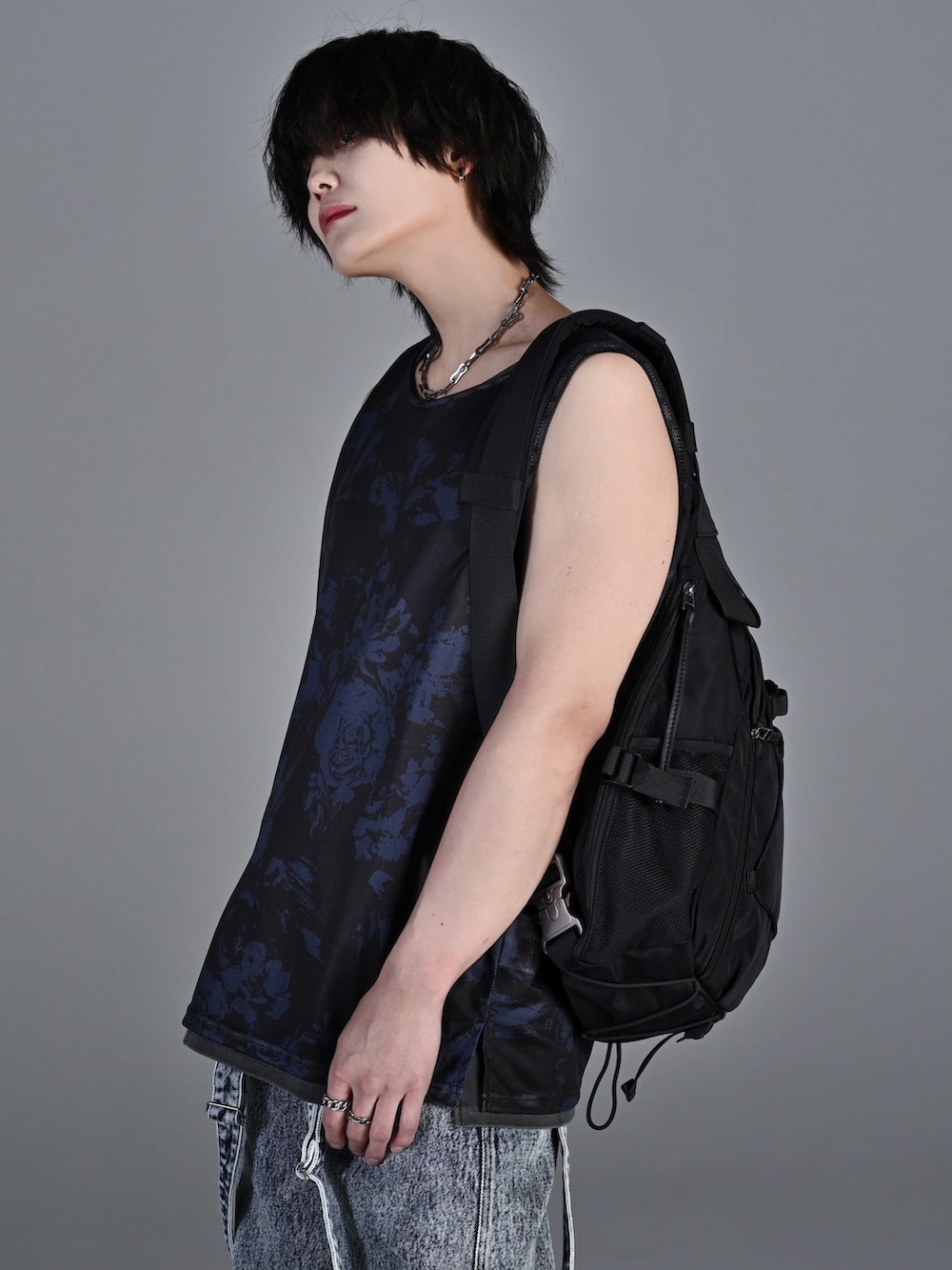 ホワイト系のスニーカー、ブルー系のタンクトップ、ブルー系のデニムパンツを着用したメンズの冬コーディネートの4枚目の写真