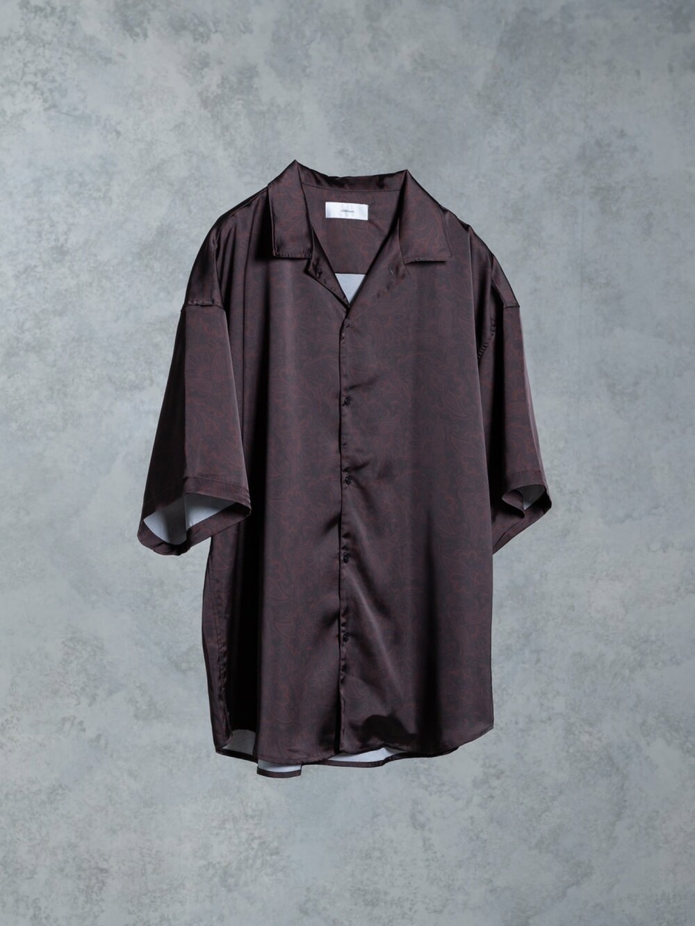 ブラック系のスニーカー、ブラック系のタンクトップ、ブラック系のデニムパンツを着用したメンズの春コーディネートの5枚目の写真