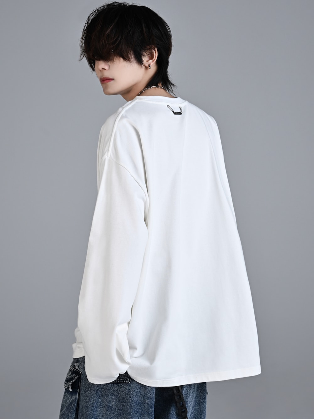 ブルー系のカーゴパンツ、ブラック系のスニーカー、ブラック系のショルダーバッグを着用したメンズの夏コーディネートの4枚目の写真