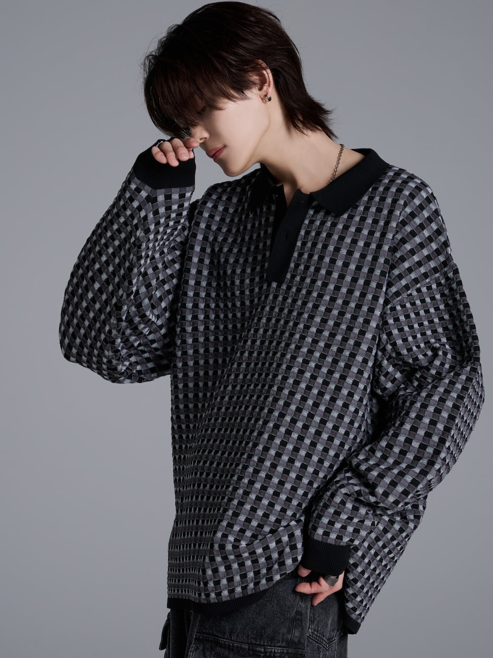 ブラック系のポロシャツ、ブラック系のブーツ、ブラック系のカーゴパンツを着用したメンズの冬コーディネートの4枚目の写真