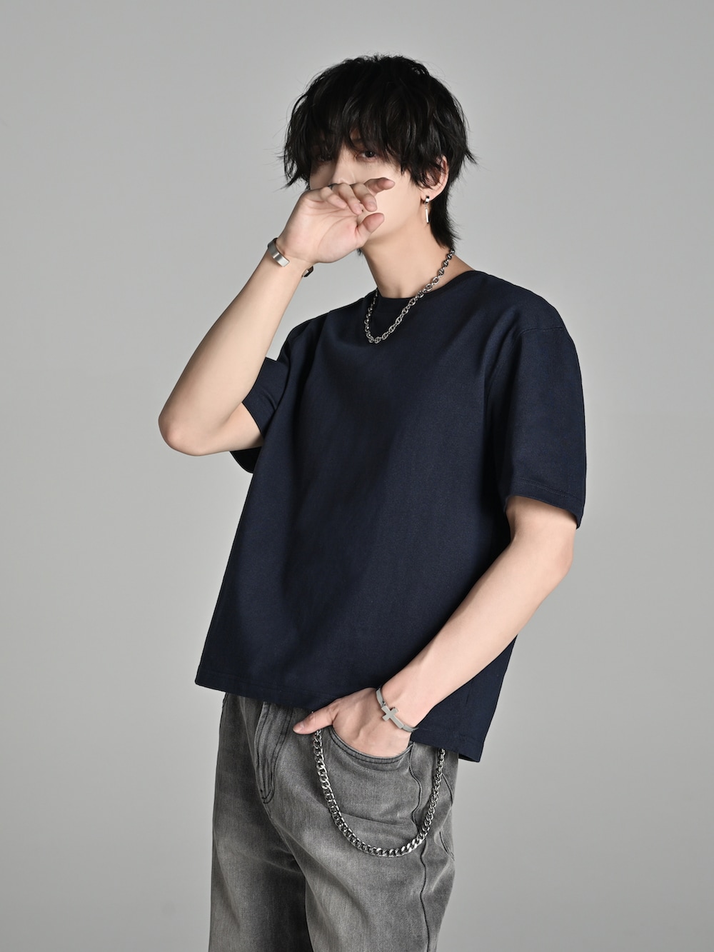 グレー系のデニムパンツ、ブルー系のTシャツ/カットソー、ブラック系のローファーを着用したメンズの春コーディネートの3枚目の写真
