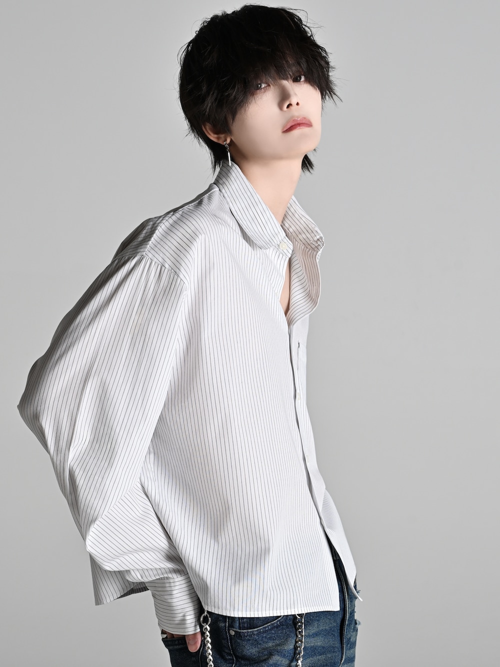 ホワイト系のシャツ/ブラウス、ブラック系のローファー、ブラック系のショルダーバッグを着用したメンズの冬コーディネートの3枚目の写真